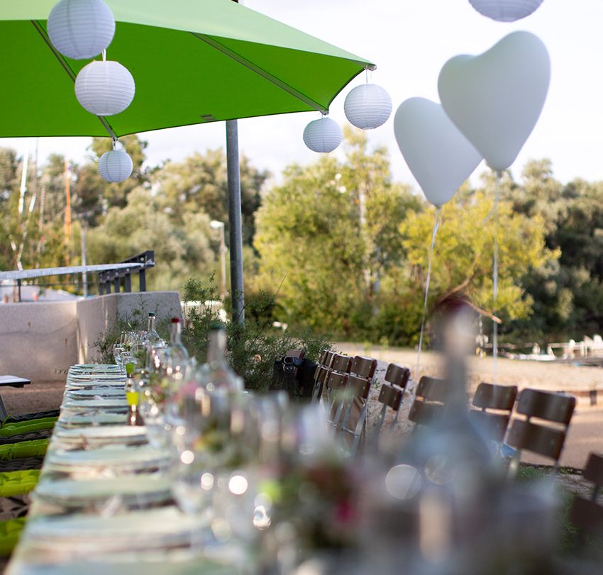 Fieren SIe Ihren Geburstag auf unserem Hausboot und genießen Sie mit Freunden Ihren Ehrentag im Rheingau.