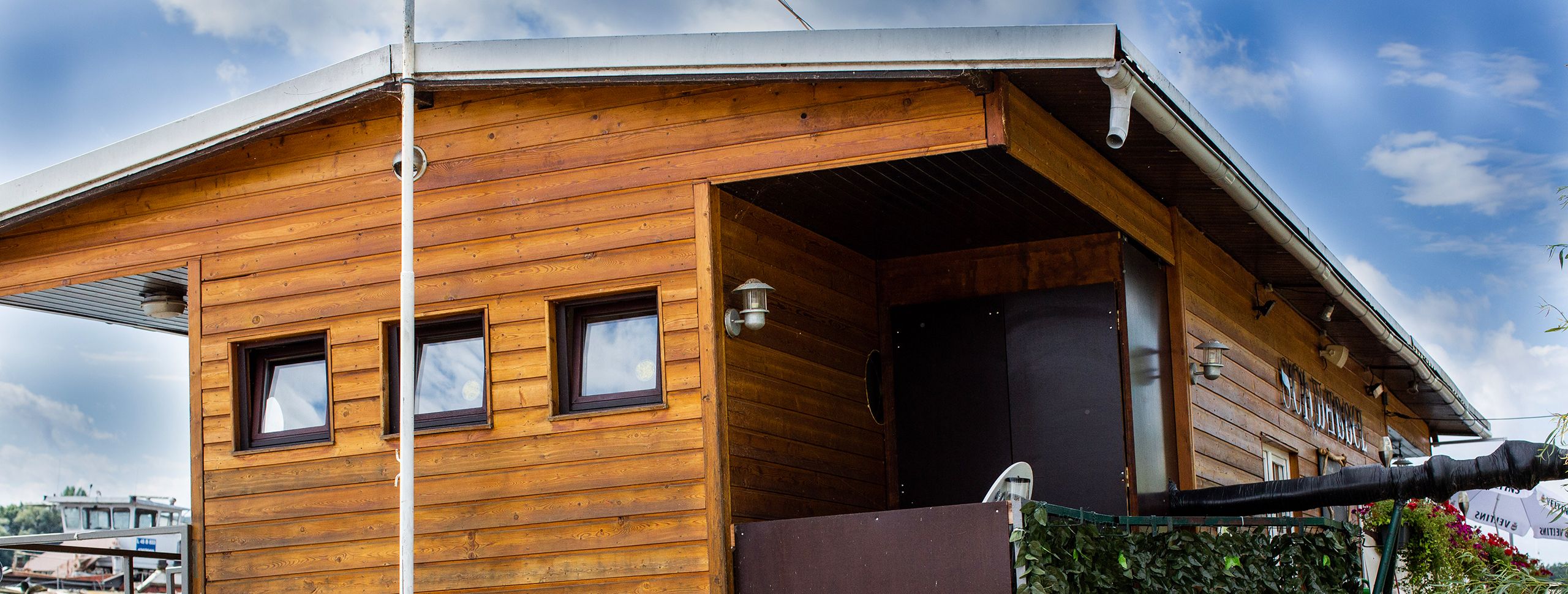 Die Eventlocation im Rheingau ist das Hausboot Schwabbel.